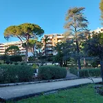 Charmant Appartement Avec Terrasse, Jardin Privatif Et Piscine A Cannes
