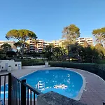 Charmant Appartement Avec Terrasse, Jardin Privatif Et Piscine A Cannes