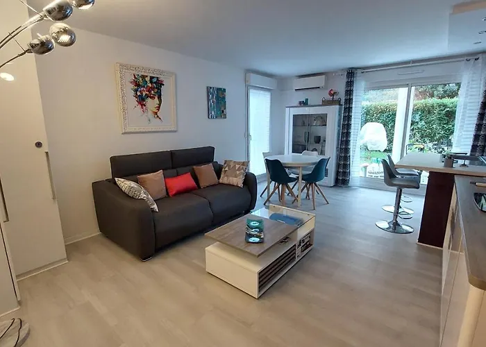 Charmant Appartement Avec Terrasse, Jardin Privatif Et Piscine A Cannes
