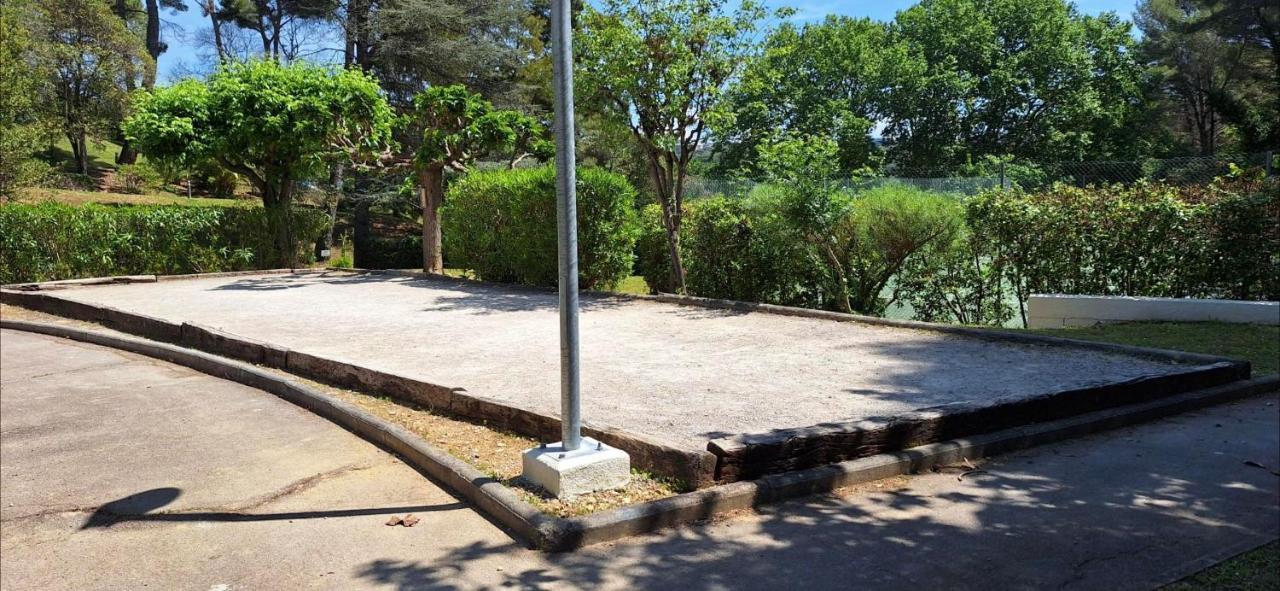 Avec Terrasse, Jardin Privatif Et Piscine A