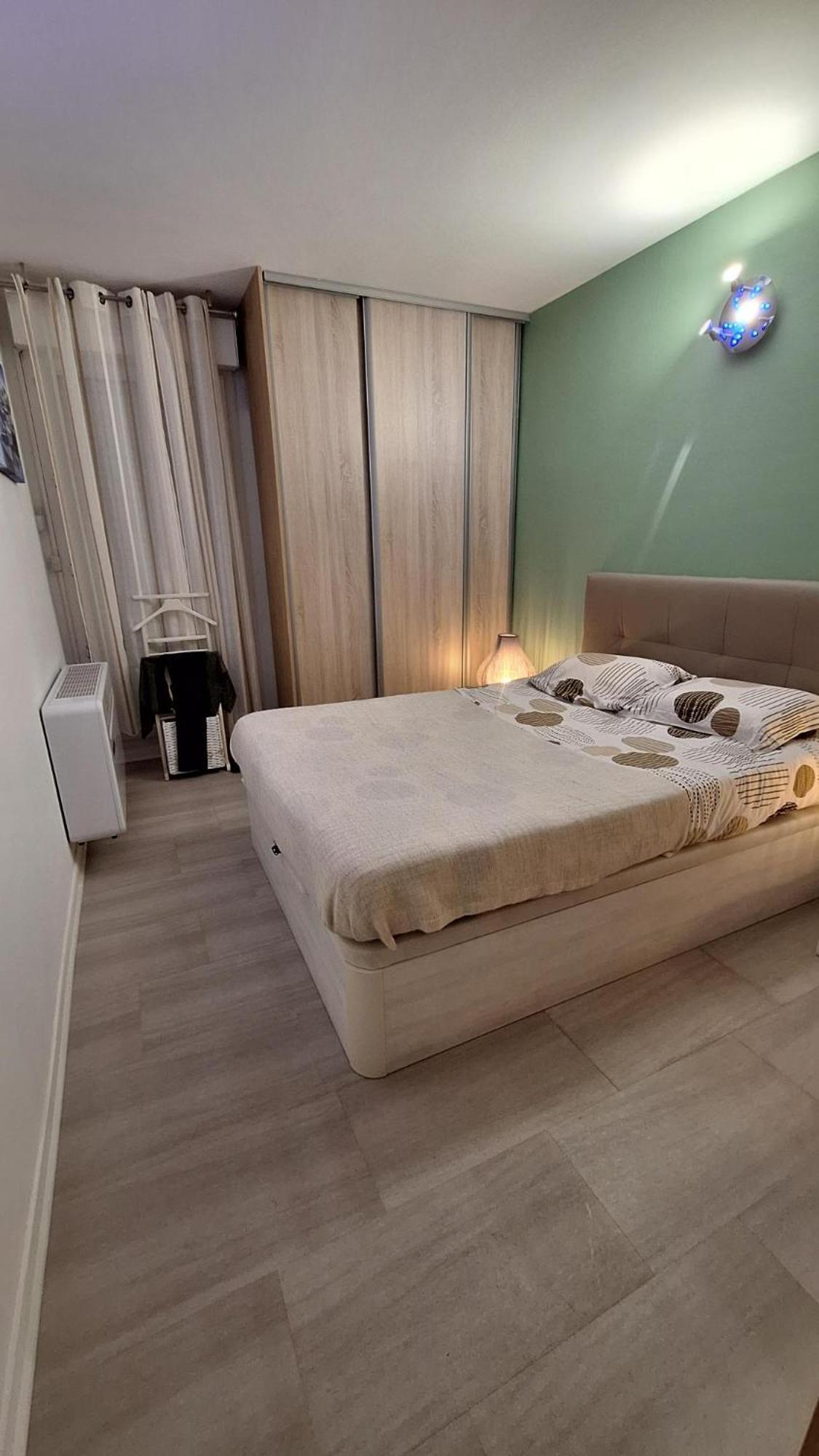 Residentiel Avec Terrasse, Jardin Privatif Et Piscine A Apartment *
