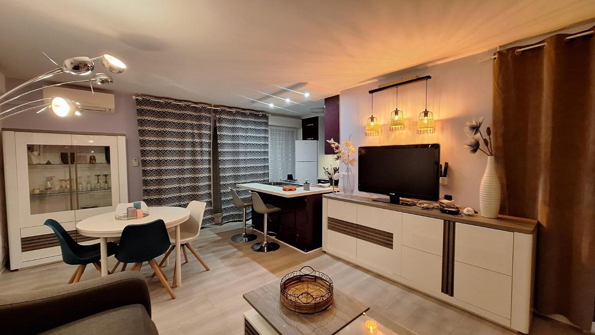 Residentiel Avec Terrasse, Jardin Privatif Et Piscine A Apartment Cannes