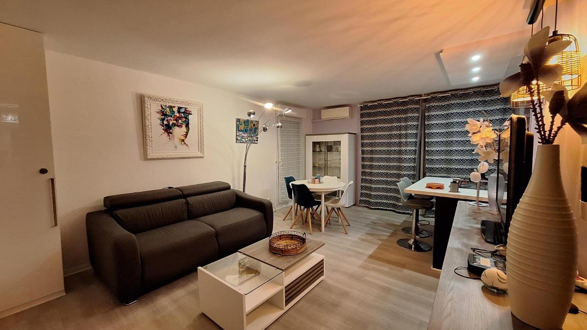 Apartment Residentiel Avec Terrasse, Jardin Privatif Et Piscine A