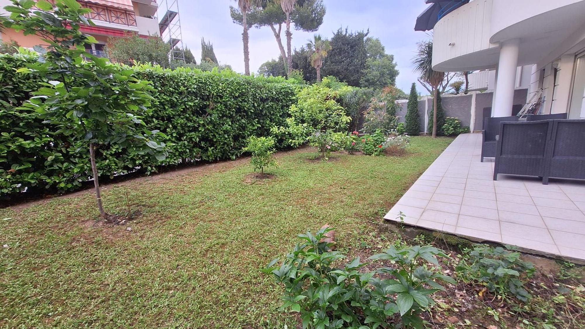 Apartment Residentiel Avec Terrasse, Jardin Privatif Et Piscine A Cannes