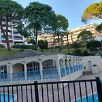Charmant Appartement Avec Terrasse, Jardin Privatif Et Piscine A Cannes