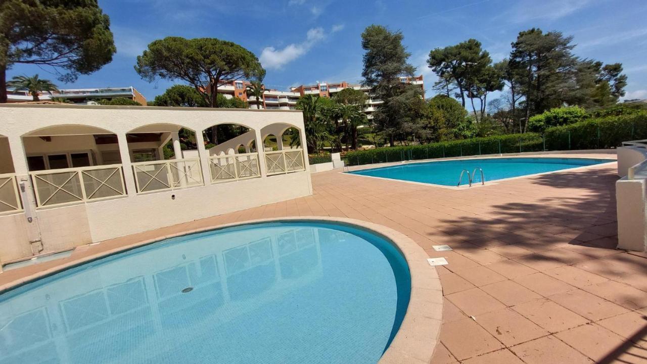 Apartment Avec Terrasse, Jardin Privatif Et Piscine A