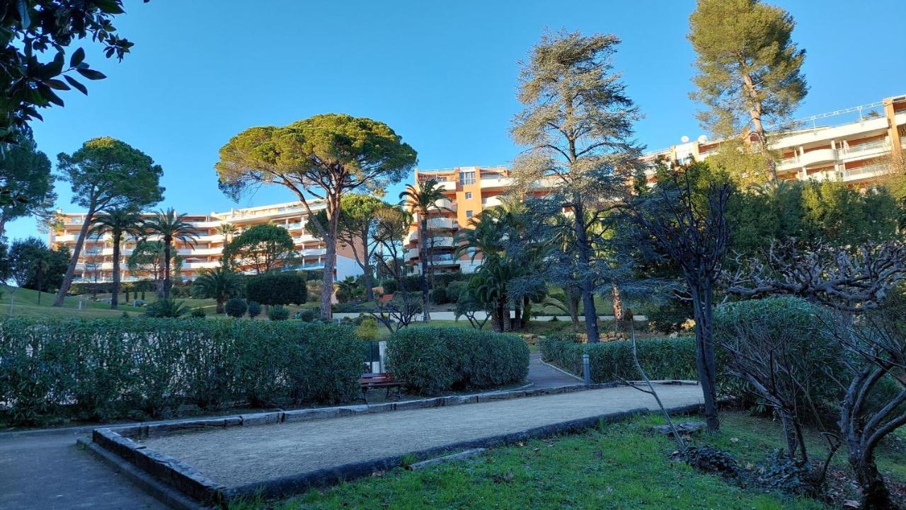 Avec Terrasse, Jardin Privatif Et Piscine A * Cannes