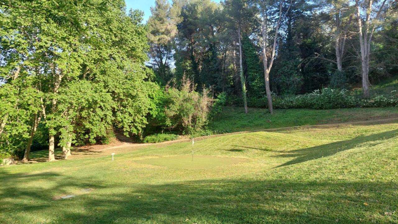 Apartment Avec Terrasse, Jardin Privatif Et Piscine A