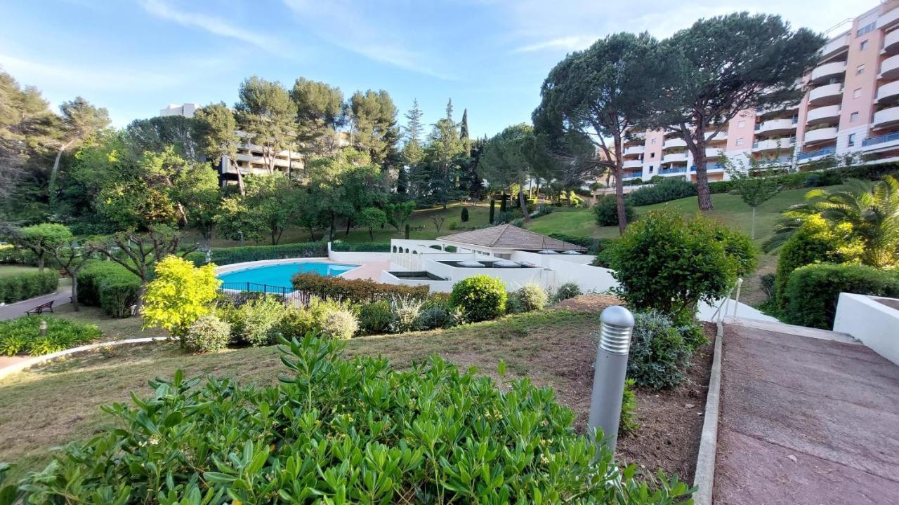 Apartment Avec Terrasse, Jardin Privatif Et Piscine A