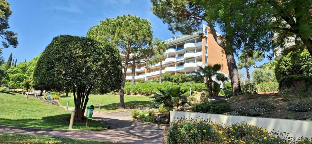 Avec Terrasse, Jardin Privatif Et Piscine A