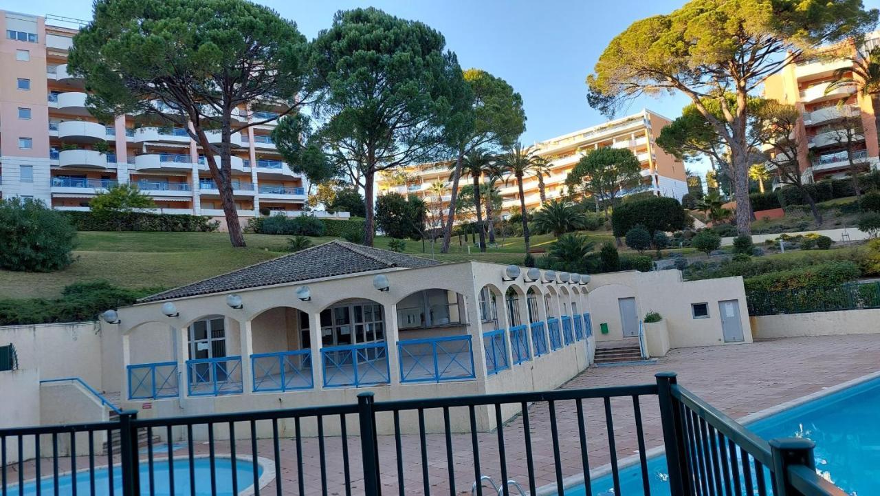 Avec Terrasse, Jardin Privatif Et Piscine A Apartment