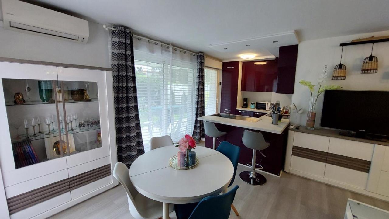 Avec Terrasse, Jardin Privatif Et Piscine A Apartment