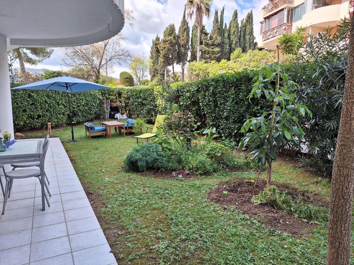 Avec Terrasse, Jardin Privatif Et Piscine A Apartment *