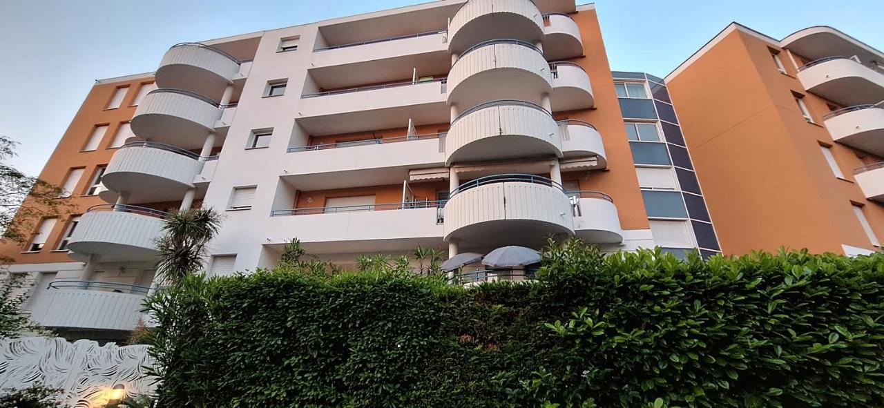 Avec Terrasse, Jardin Privatif Et Piscine A Apartment *