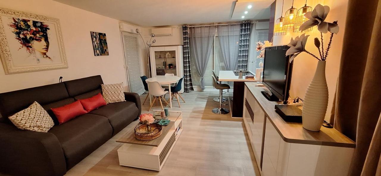 Avec Terrasse, Jardin Privatif Et Piscine A Apartment *