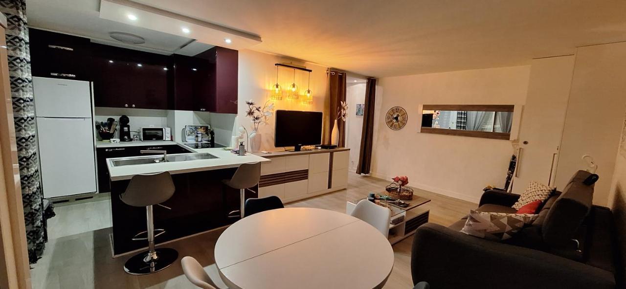 Avec Terrasse, Jardin Privatif Et Piscine A Apartment *