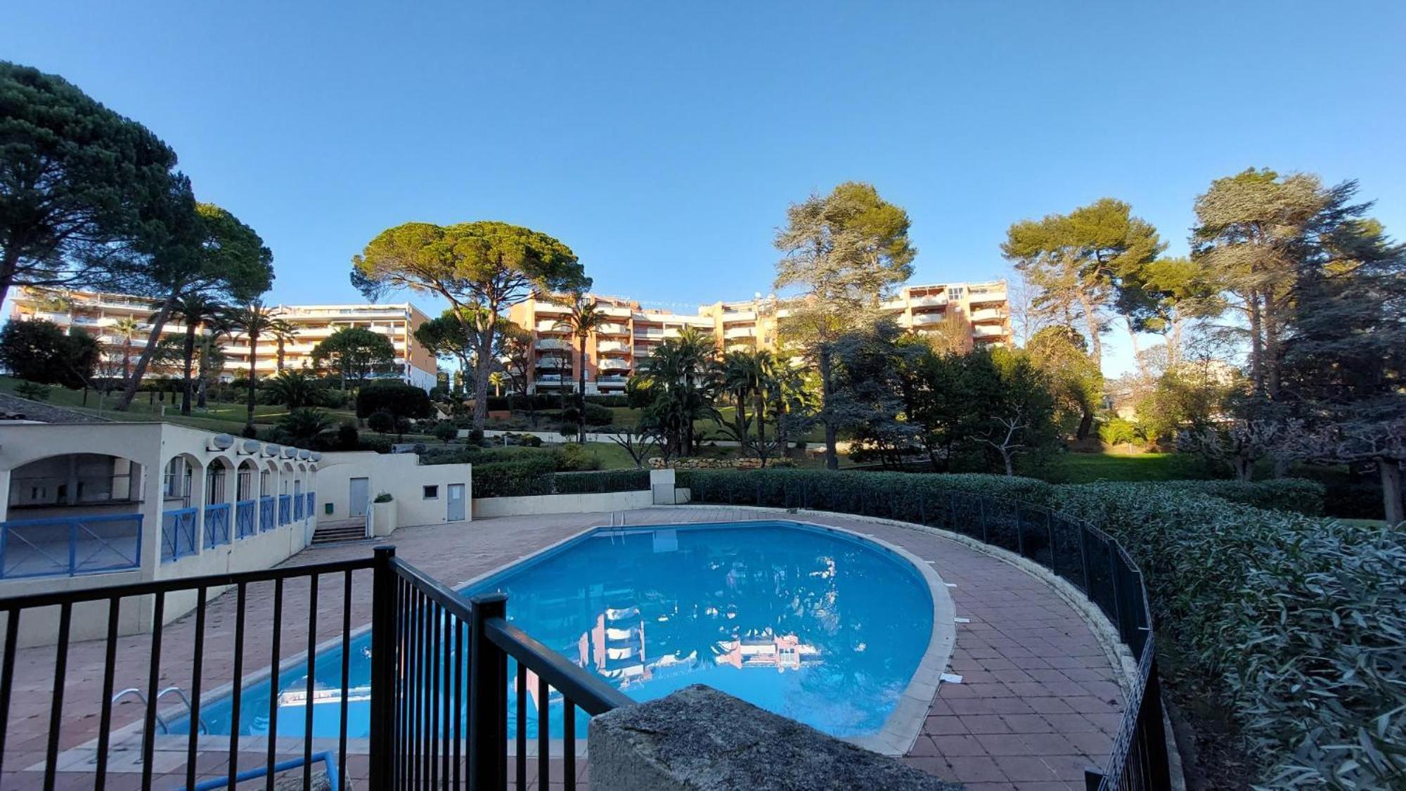 Avec Terrasse, Jardin Privatif Et Piscine A