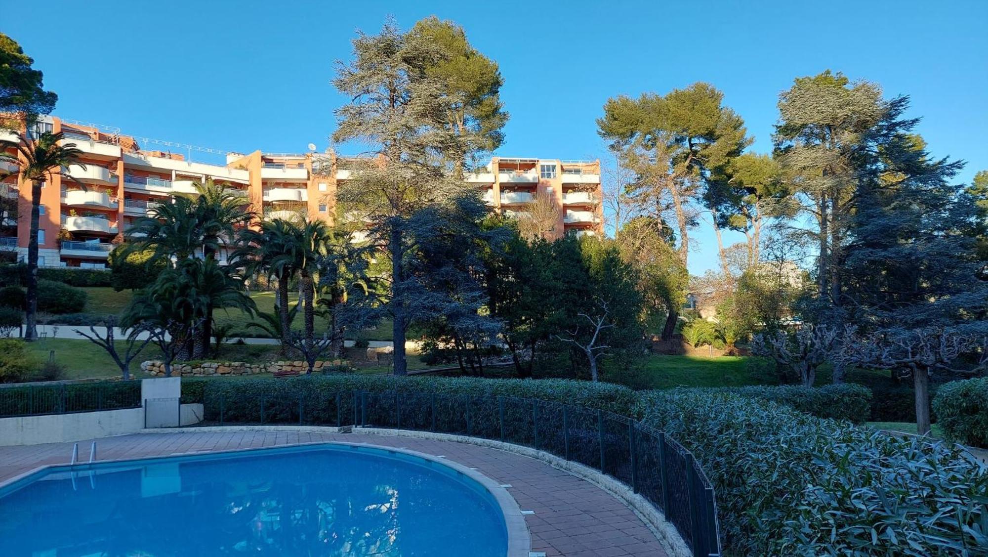 Avec Terrasse, Jardin Privatif Et Piscine A * Cannes